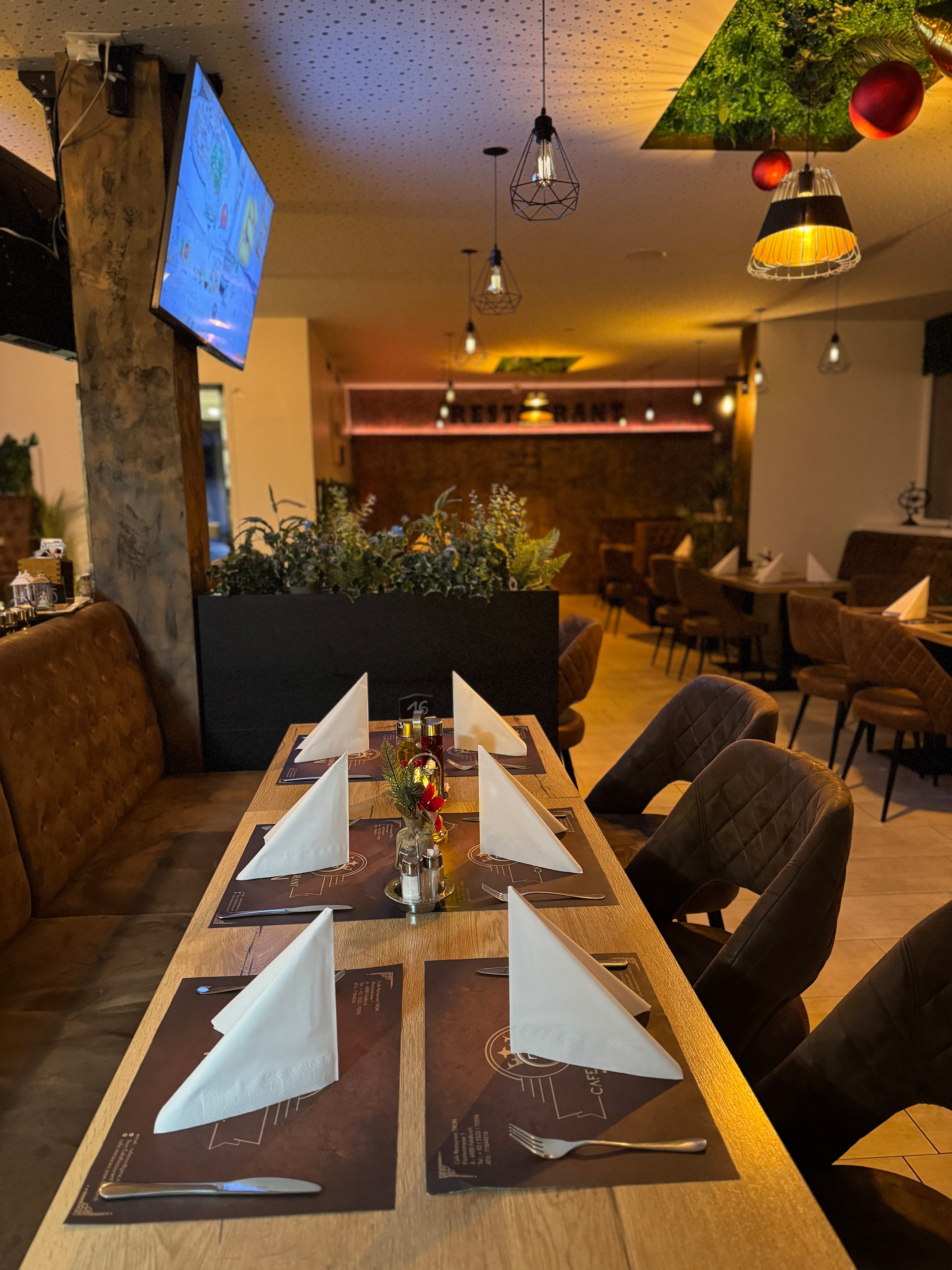 Gedeckte Tische im stimmungsvollen Ambiente des Cafe Restaurant TRON