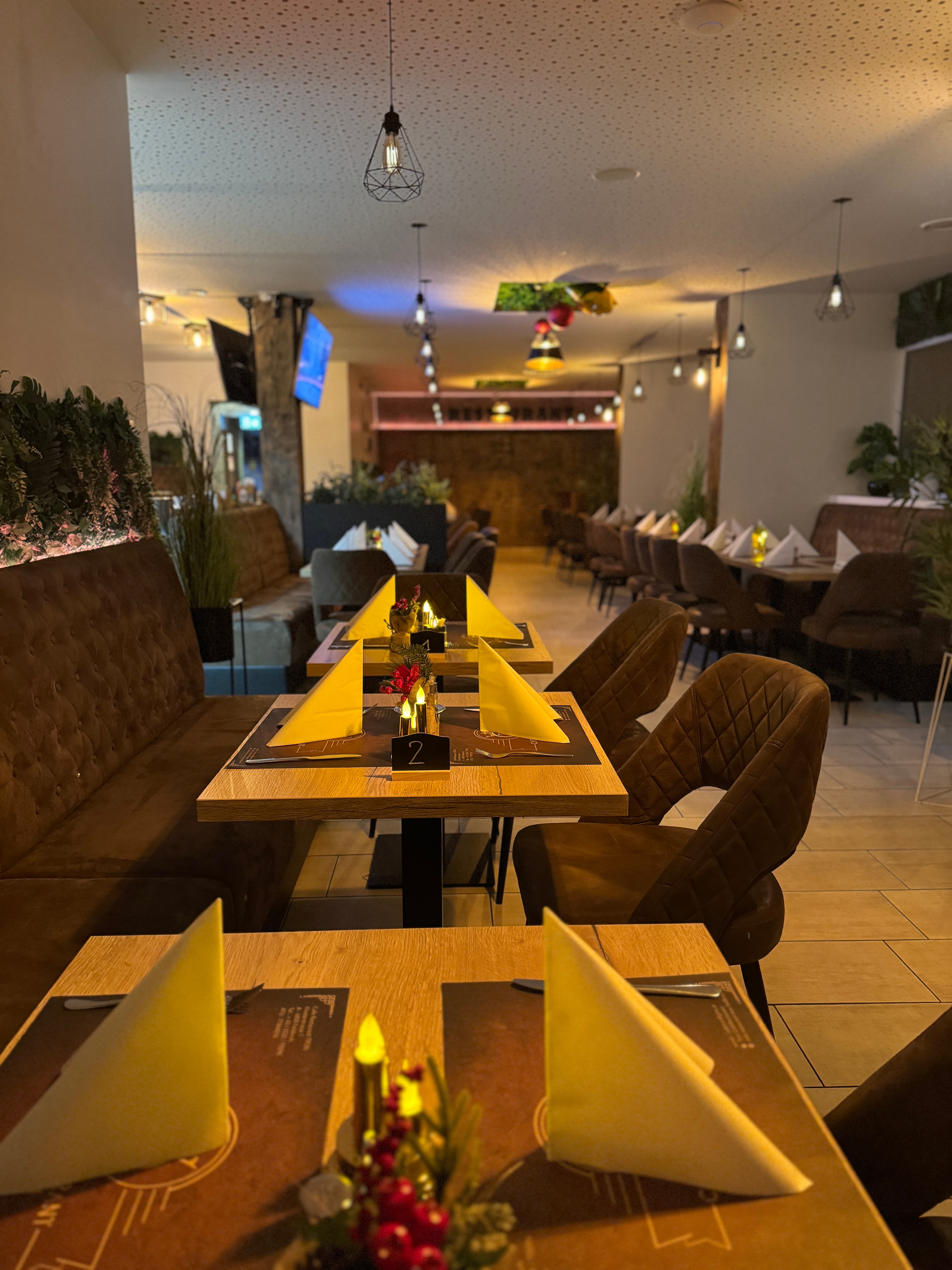 Gedeckte Tische im Restaurant TRON