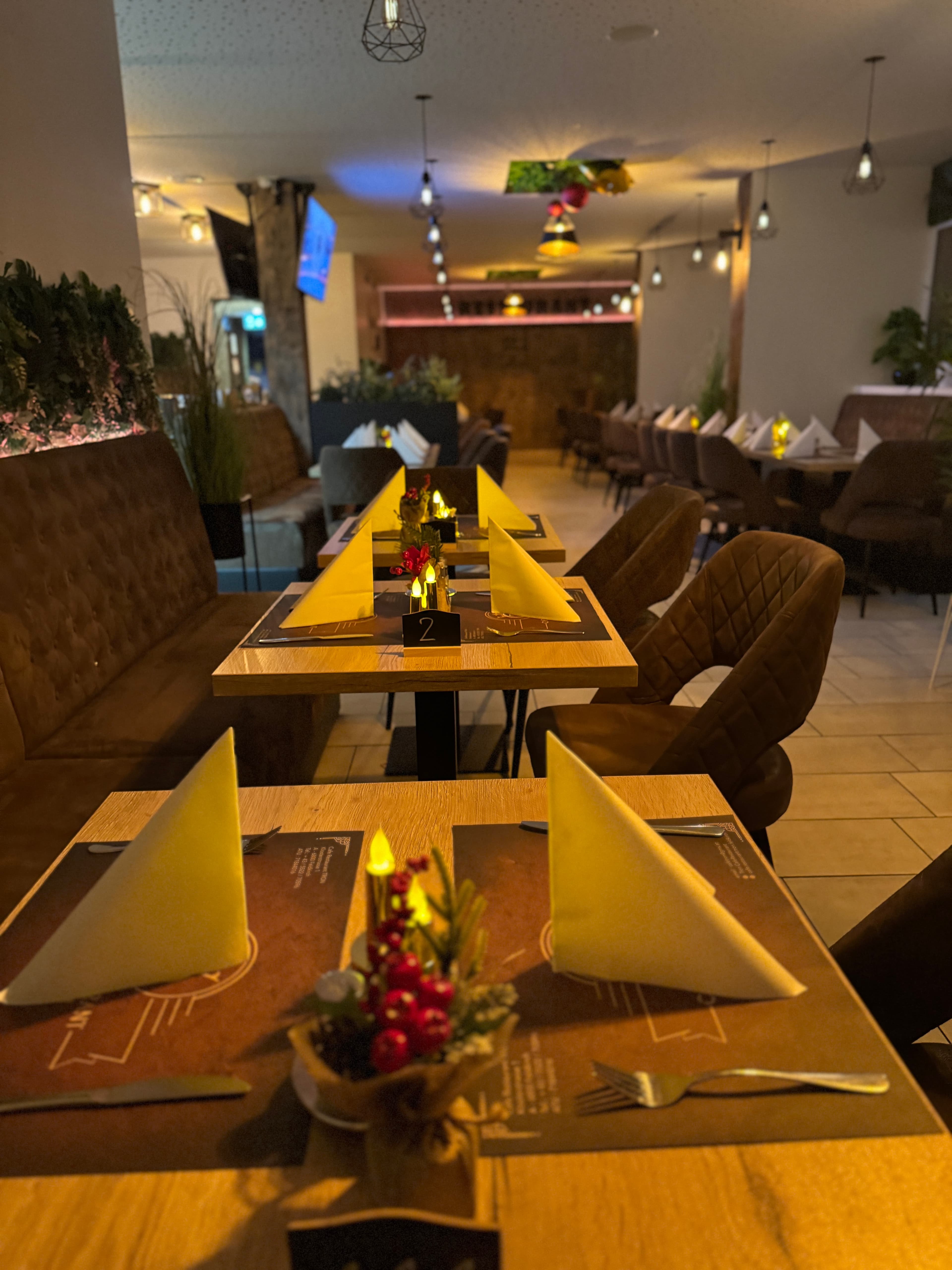 Stimmungsvoller Abend im Cafe Restaurant TRON – gedeckte Tische mit Kerzenlicht